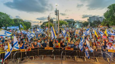 Hayfa, İsrail - 16 Ağustos 2025: Kalabalık tabela kaldırıyor: çılgınlığı durdurmak, ülkeyi durdurmak, protesto mitingine katılmak, Hayfa, İsrail 'de rehine anlaşmasının tamamlanması yönünde çağrıda bulunmak