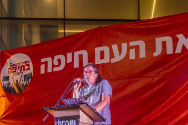 Hayfa, İsrail - 16 Ağustos 2025: Ora Peled Nakash, savaşın sona ermesi, rehine anlaşmasının tamamlanması ve yeni seçimler için düzenlenen protesto mitinginin bir parçası olarak kalabalığa seslendi. Hayfa, İsrail