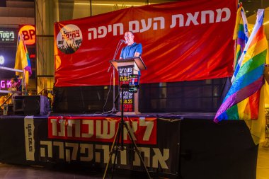 Hayfa, İsrail - 16 Ağustos 2025: Yishai Sarid, savaşın sona ermesi, rehine anlaşmasının tamamlanması ve yeni seçimler için düzenlenen protesto mitinginin bir parçası olarak kalabalığa seslendi. Hayfa, İsrail