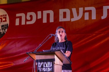 Hayfa, İsrail - 16 Ağustos 2025: Dr. Hedva Eyal kalabalığa hitaben yaptığı konuşmada, savaşı bitirme, rehine anlaşmasının tamamlanması ve yeni seçimler çağrısında bulundu. Hayfa, İsrail