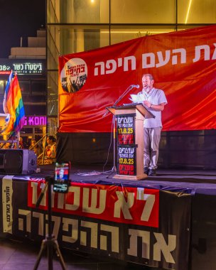 Hayfa, İsrail - 16 Ağustos 2025: Dr. Yehuda Frankel kalabalığa hitaben yaptığı konuşmada, savaşın sona ermesi, rehine anlaşmasının tamamlanması ve yeni seçimler çağrısında bulundu. Hayfa, İsrail