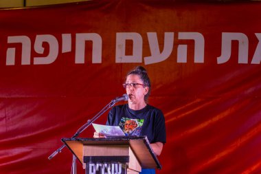 Hayfa, İsrail - 16 Ağustos 2025: Ora Gazit Zalmanovich, savaşı sona erdirme, rehine anlaşmasının tamamlanması ve yeni seçimler çağrısında bulunan bir protesto mitinginde kalabalığa seslendi. Hayfa, İsrail