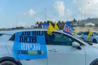 Hayfa, İsrail - 17 Ağustos 2025: İsrail 'in Hayfa kentinde düzenlenen Gazze Rehine Eylem Günü kapsamında, dekore edilmiş araçlardan oluşan protesto konvoyu güzergahına başladı