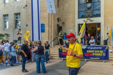 Hayfa, İsrail - 17 Ağustos 2025: İnsanlar, İsrail 'in Hayfa kentinde düzenlenen Gazze Rehine Anlaşması' nın bir parçası olarak, bir destek toplantısında grev çağrısında bulundu.