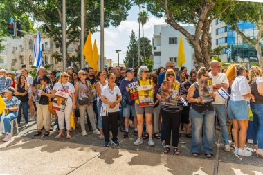 Hayfa, İsrail - 17 Ağustos 2025: İnsanlar, İsrail 'in Hayfa kentinde düzenlenen Gazze Rehine Anlaşması' nın bir parçası olarak, bir destek toplantısında grev çağrısında bulundu.