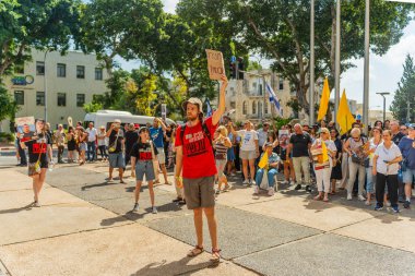 Hayfa, İsrail - 17 Ağustos 2025: İnsanlar, İsrail 'in Hayfa kentinde düzenlenen Gazze Rehine Anlaşması' nın bir parçası olarak, bir destek toplantısında grev çağrısında bulundu.