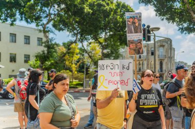 Hayfa, İsrail - 17 Ağustos 2025: İnsanlar, İsrail 'in Hayfa kentinde düzenlenen Gazze Rehine Anlaşması' nın bir parçası olarak, bir destek toplantısında grev çağrısında bulundu.