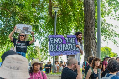 Hayfa, İsrail - 17 Ağustos 2025: İnsanlar savaşı protesto ediyor ve İsrail Hayfa 'da askerlik yapmayı reddediyor