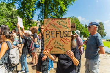 Hayfa, İsrail - 17 Ağustos 2025: İnsanlar savaşı protesto ediyor ve İsrail Hayfa 'da askerlik yapmayı reddediyor