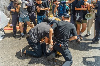 Hayfa, İsrail - 17 Ağustos 2025: Polis Hayfa, İsrail 'de savaşa karşı protestocularla çatıştı ve onları tutukladı