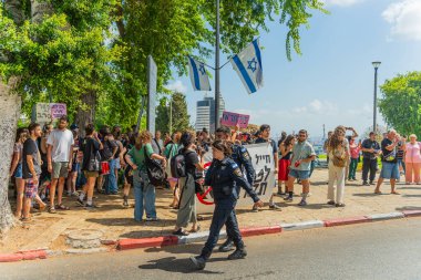 Hayfa, İsrail - 17 Ağustos 2025: Polis Hayfa, İsrail 'de savaşa karşı protestocularla çatıştı ve onları tutukladı
