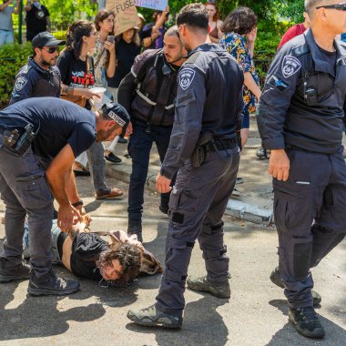 Hayfa, İsrail - 17 Ağustos 2025: Polis Hayfa, İsrail 'de savaşa karşı protestocularla çatıştı ve onları tutukladı