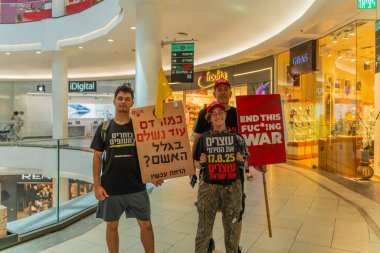 Hayfa, İsrail - 17 Ağustos 2025: AVM protestosu, İsrail 'in Hayfa kentinde düzenlenen Gazze Rehine Eylem Günü kapsamında insanlar rehineleri destekleyen pankartlarla yürüyor