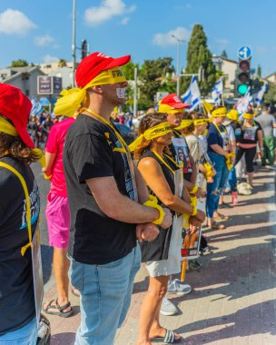 Hayfa, İsrail - 17 Ağustos 2025: İnsanlar Hayfa, İsrail 'de gözleri bağlı bir rehinenin sembolik sokak gösterisini yaptılar