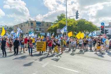 Hayfa, İsrail - 17 Ağustos 2025: İsrail 'in Hayfa kentinde düzenlenen Gazze Rehine Eylem Günü kapsamında insanlar protesto ve yolu kapattılar