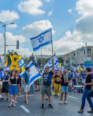 Hayfa, İsrail - 17 Ağustos 2025: İsrail 'in Hayfa kentinde düzenlenen Gazze Rehine Eylem Günü kapsamında insanlar protesto ve yolu kapattılar