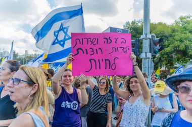 Hayfa, İsrail - 17 Ağustos 2025: İsrail 'in Hayfa kentinde düzenlenen Gazze Rehine Eylem Günü kapsamında insanlar protesto ve yolu kapattılar