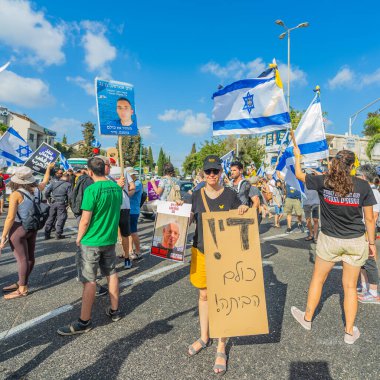 Hayfa, İsrail - 17 Ağustos 2025: İsrail 'in Hayfa kentinde düzenlenen Gazze Rehine Eylem Günü kapsamında insanlar protesto ve yolu kapattılar