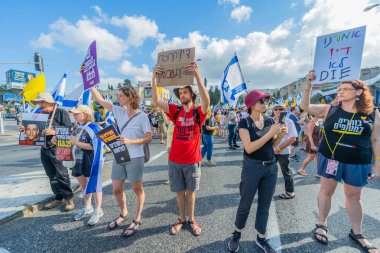 Hayfa, İsrail - 17 Ağustos 2025: İsrail 'in Hayfa kentinde düzenlenen Gazze Rehine Eylem Günü kapsamında insanlar protesto ve yolu kapattılar