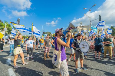 Hayfa, İsrail - 17 Ağustos 2025: İsrail 'in Hayfa kentinde düzenlenen Gazze Rehine Eylem Günü kapsamında insanlar protesto ve yolu kapattılar