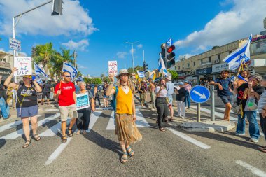 Hayfa, İsrail - 17 Ağustos 2025: İsrail 'in Hayfa kentinde düzenlenen Gazze Rehine Eylem Günü kapsamında insanlar protesto ve yolu kapattılar