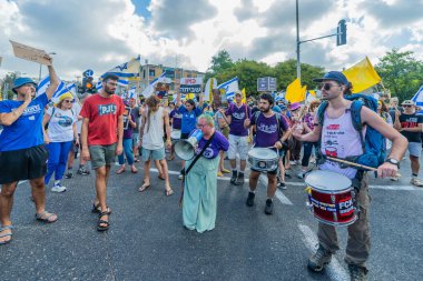 Hayfa, İsrail - 17 Ağustos 2025: İsrail 'in Hayfa kentinde düzenlenen Gazze Rehine Eylem Günü kapsamında insanlar protesto ve yolu kapattılar