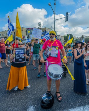 Hayfa, İsrail - 17 Ağustos 2025: İsrail 'in Hayfa kentinde düzenlenen Gazze Rehine Eylem Günü kapsamında insanlar protesto ve yolu kapattılar