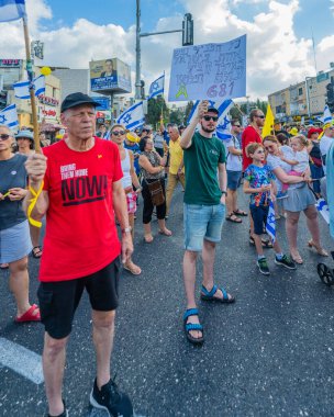 Hayfa, İsrail - 17 Ağustos 2025: İsrail 'in Hayfa kentinde düzenlenen Gazze Rehine Eylem Günü kapsamında insanlar protesto ve yolu kapattılar