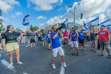 Hayfa, İsrail - 17 Ağustos 2025: İsrail 'in Hayfa kentinde düzenlenen Gazze Rehine Eylem Günü kapsamında insanlar protesto ve yolu kapattılar