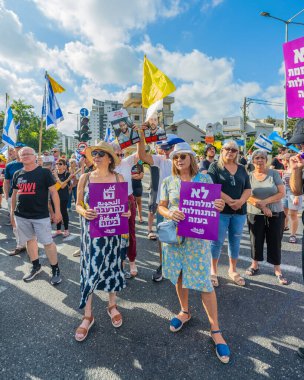 Hayfa, İsrail - 17 Ağustos 2025: İsrail 'in Hayfa kentinde düzenlenen Gazze Rehine Eylem Günü kapsamında insanlar protesto ve yolu kapattılar