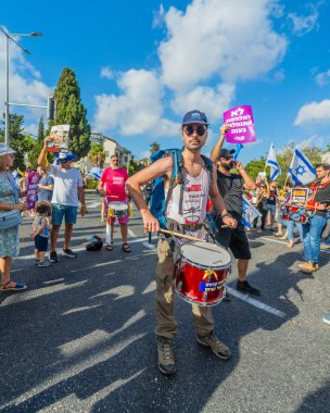 Hayfa, İsrail - 17 Ağustos 2025: İsrail 'in Hayfa kentinde düzenlenen Gazze Rehine Eylem Günü kapsamında insanlar protesto ve yolu kapattılar