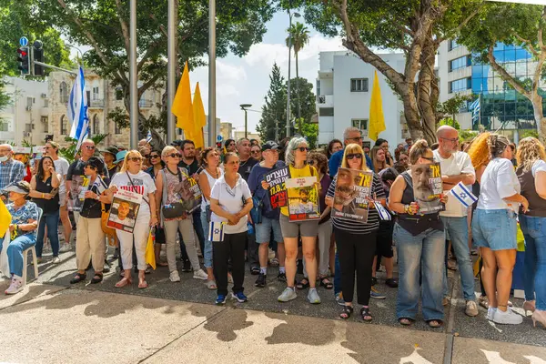 Hayfa, İsrail - 17 Ağustos 2025: İnsanlar, İsrail 'in Hayfa kentinde düzenlenen Gazze Rehine Anlaşması' nın bir parçası olarak, bir destek toplantısında grev çağrısında bulundu.