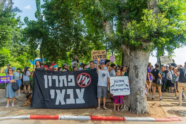 Hayfa, İsrail - 17 Ağustos 2025: İnsanlar savaşı protesto ediyor ve İsrail Hayfa 'da askerlik yapmayı reddediyor