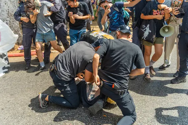 Hayfa, İsrail - 17 Ağustos 2025: Polis Hayfa, İsrail 'de savaşa karşı protestocularla çatıştı ve onları tutukladı