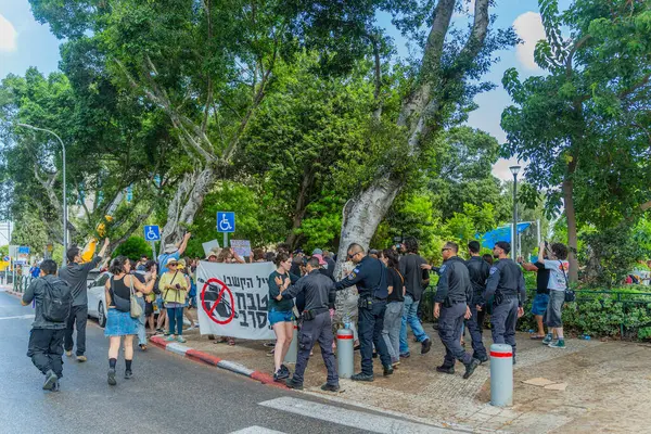 Hayfa, İsrail - 17 Ağustos 2025: Polis Hayfa, İsrail 'de savaşa karşı protestocularla çatıştı ve onları tutukladı