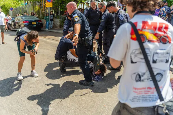 Hayfa, İsrail - 17 Ağustos 2025: Polis Hayfa, İsrail 'de savaşa karşı protestocularla çatıştı ve onları tutukladı