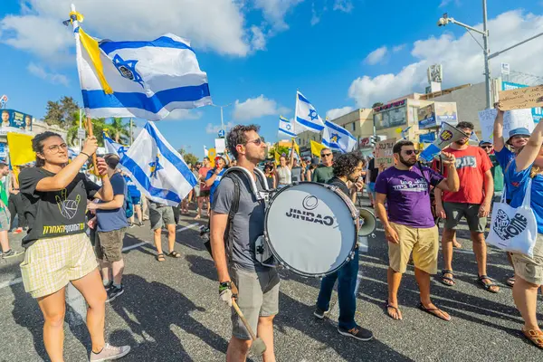 Hayfa, İsrail - 17 Ağustos 2025: İsrail 'in Hayfa kentinde düzenlenen Gazze Rehine Eylem Günü kapsamında insanlar protesto ve yolu kapattılar