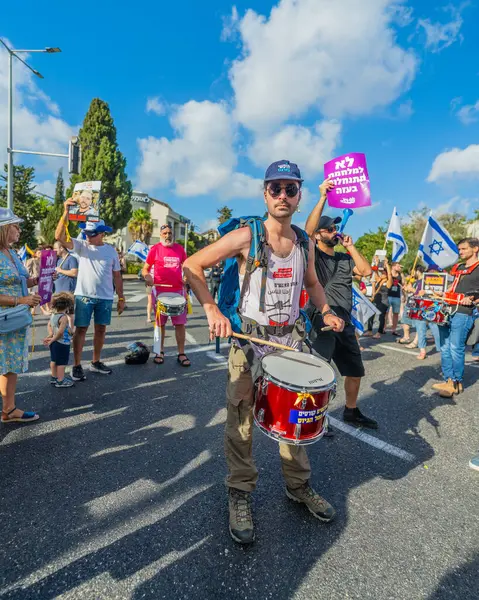 Hayfa, İsrail - 17 Ağustos 2025: İsrail 'in Hayfa kentinde düzenlenen Gazze Rehine Eylem Günü kapsamında insanlar protesto ve yolu kapattılar