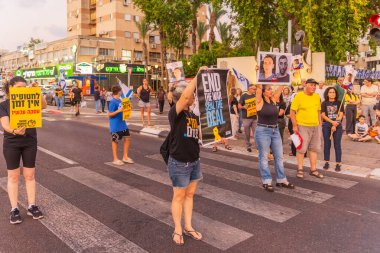 Kiryat Bialik, İsrail - 21 Ağustos 2025: Rehine Matan Angrest ailesini ve İsrail 'in Kiryat Bialik kentindeki tüm rehine ailelerini destekleyen insanlar protesto ediyor