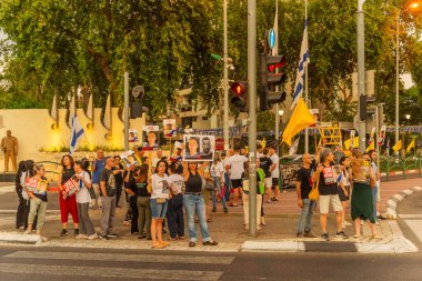 Kiryat Bialik, İsrail - 21 Ağustos 2025: Rehine Matan Angrest ailesini ve İsrail 'in Kiryat Bialik kentindeki tüm rehine ailelerini destekleyen insanlar protesto ediyor