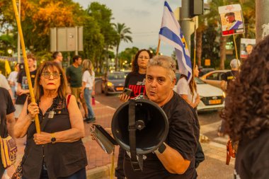 Kiryat Bialik, İsrail - 21 Ağustos 2025: Rehine Matan Angrest ailesini ve İsrail 'in Kiryat Bialik kentindeki tüm rehine ailelerini destekleyen insanlar protesto ediyor