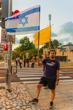 Kiryat Bialik, İsrail - 21 Ağustos 2025: Rehine Matan Angrest ailesini ve İsrail 'in Kiryat Bialik kentindeki tüm rehine ailelerini destekleyen insanlar protesto ediyor