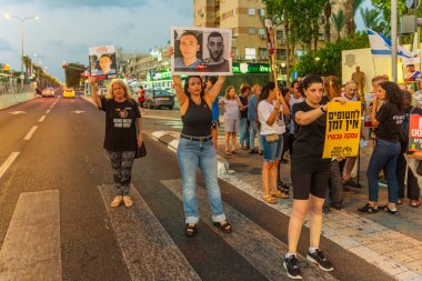 Kiryat Bialik, İsrail - 21 Ağustos 2025: Rehine Matan Angrest ailesini ve İsrail 'in Kiryat Bialik kentindeki tüm rehine ailelerini destekleyen insanlar protesto ediyor