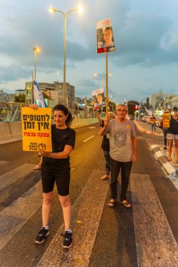 Kiryat Bialik, İsrail - 21 Ağustos 2025: Rehine Matan Angrest ailesini ve İsrail 'in Kiryat Bialik kentindeki tüm rehine ailelerini destekleyen insanlar protesto ediyor