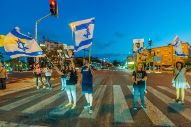 Kiryat Bialik, İsrail - 21 Ağustos 2025: Rehine Matan Angrest ailesini ve İsrail 'in Kiryat Bialik kentindeki tüm rehine ailelerini destekleyen insanlar protesto ediyor
