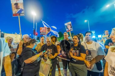 Kiryat Bialik, İsrail - 21 Ağustos 2025: Rehine Matan Angrest 'in annesi Anat Angrest, İsrail' in Kiryat Bialik kentinde destek kalabalığına konuştu