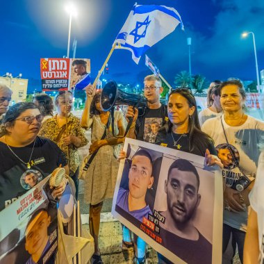 Kiryat Bialik, İsrail - 21 Ağustos 2025: Hagai Angrest, Rehine Matan Angrest 'in babası, Kiryat Bialik, İsrail' de destek kalabalığına konuştu