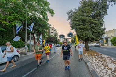 Hayfa, İsrail - 23 Ağustos 2025: İnsanlar Hayfa, İsrail 'deki bir protesto yürüyüşüne katılıyor