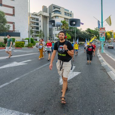 Hayfa, İsrail - 23 Ağustos 2025: İnsanlar Hayfa, İsrail 'deki bir protesto yürüyüşüne katılıyor