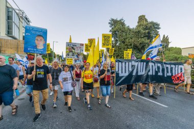 Hayfa, İsrail - 23 Ağustos 2025: İnsanlar IDF 'nin Hava Kuvvetleri Navigatörü Asaf Dagan' ı şehit asker olarak tanımamasını protesto ediyor ama sivil Jabo Erlich 'i bir asker olarak tanıyor. Hayfa, İsrail 'de protesto mitingleri